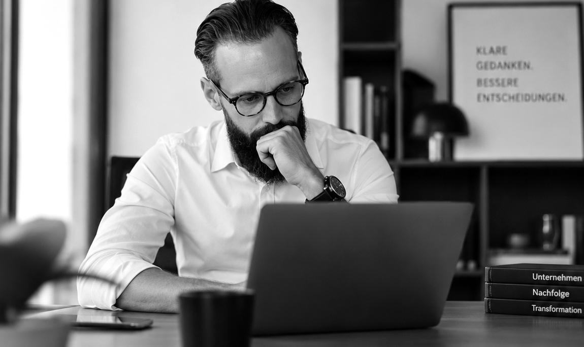 Pascal Neblik bei der Arbeit am Laptop