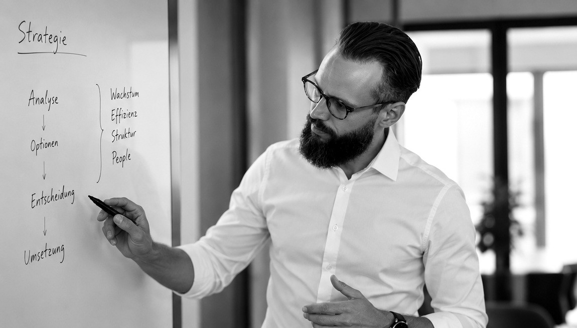 Pascal Neblik bei der Strategiearbeit am Whiteboard